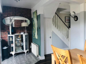 Cosy two bed terraced house 7min drive from city
